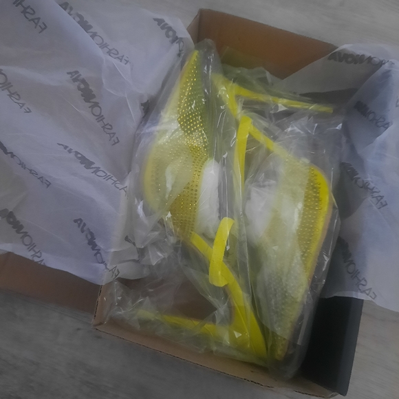 Fashion Nova Neon Heels - Picture 5 of 6